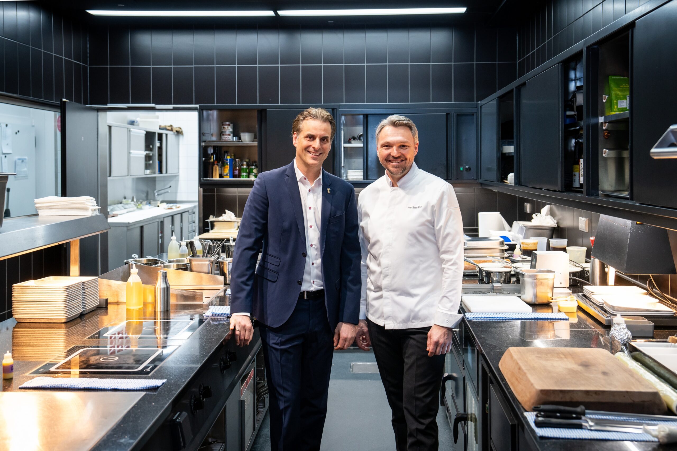 Freuen sich über die Wiedereröffnung in neuem Look: Thomas Mack und Chefkoch Peter Hagen-Wiest